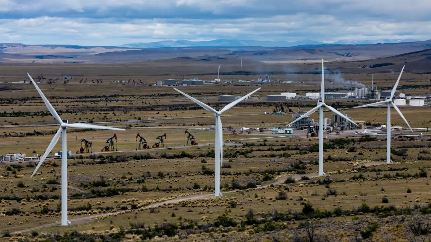 Parque eólico en Chubut, Patagonia, complementando infraestructura de petróleo y gas