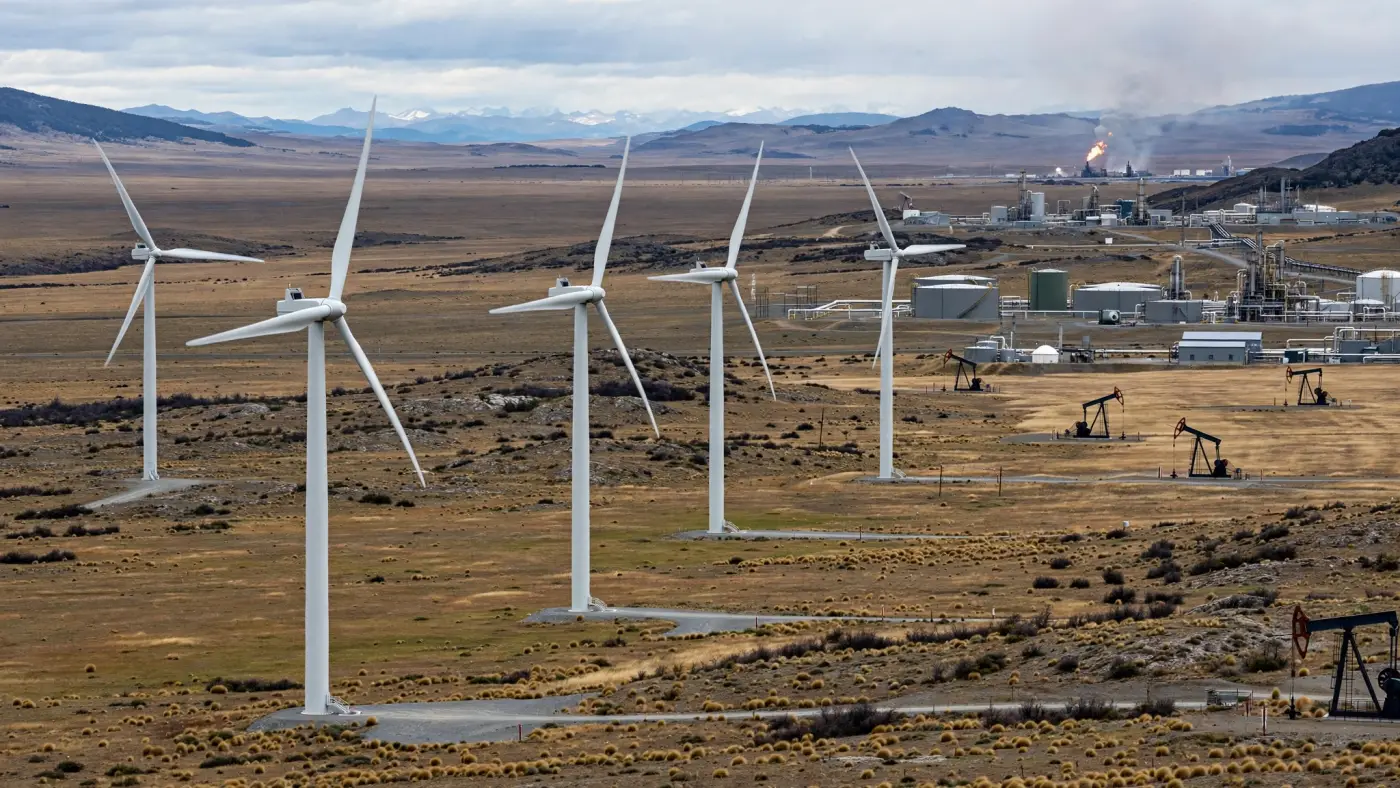 Parque eólico en Chubut, Patagonia, junto a infraestructura energética